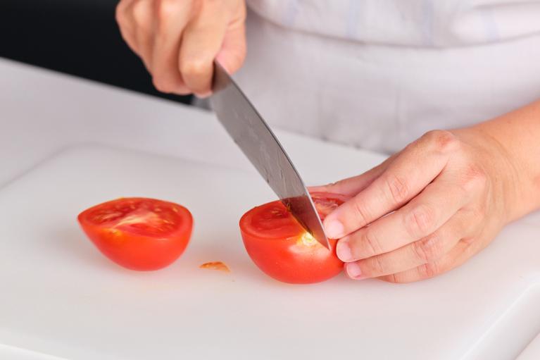 Cortar los tomates ya lavados con un cuchillo en cuatro trozos aproximadamente
