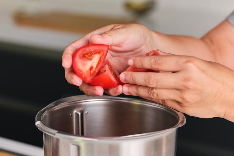 Añadir los trozos de tomate al vaso de la batidora