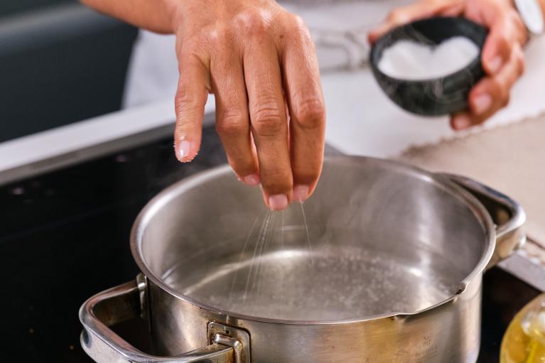 Hervir agua salada para cocer los canelones