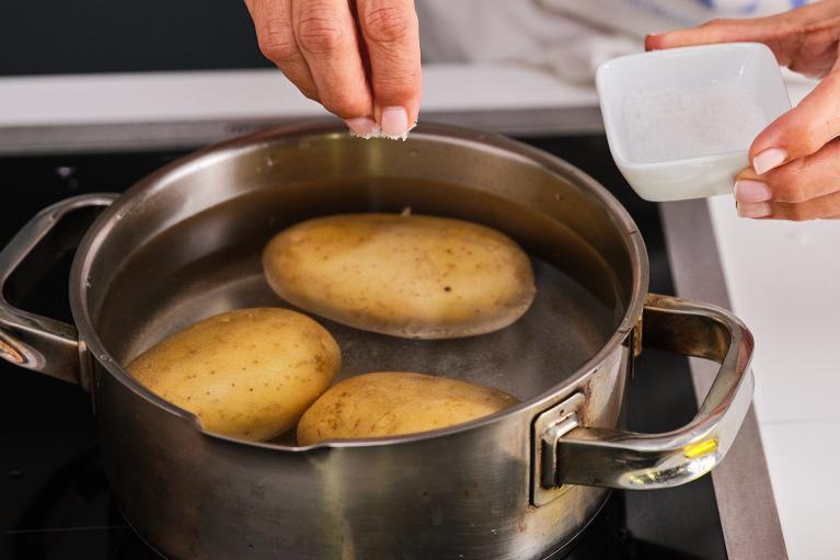 Meter las patatas con piel en una cacerola con abundante agua y añadir sal. Cocer unos 25-30 minutos, hasta que al pinchar con la punta de un cuchillo estén tiernas