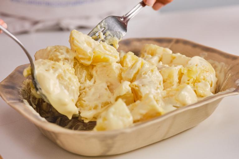 Remover las patatas con la mayonesa de ajo.