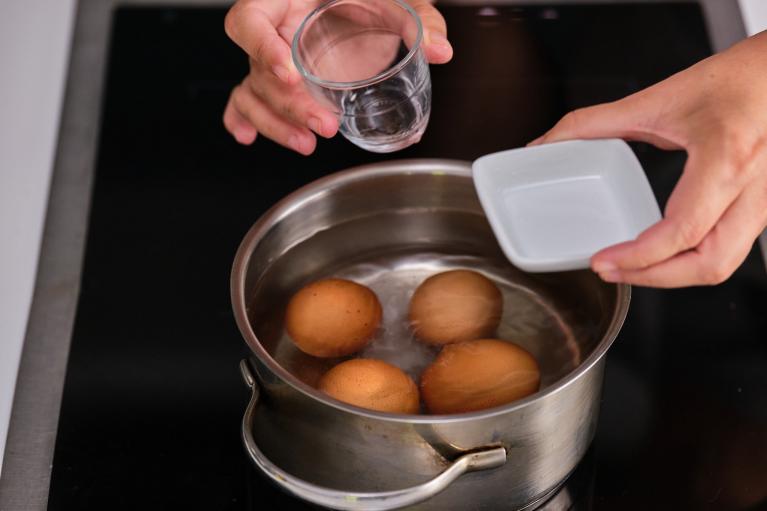 En una cazuela con agua meter los huevos, con sal y un chorrito de vinagre