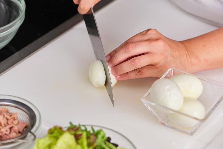 Cortar con un cuchillo los huevos por la mitad