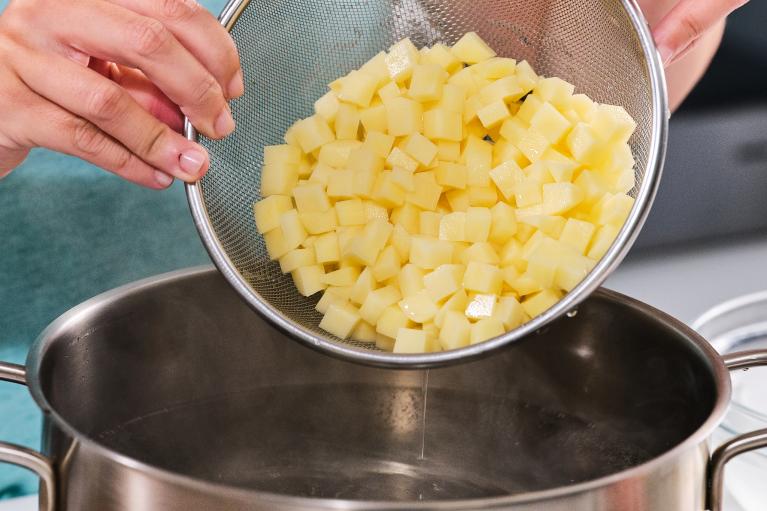 Cocer la patata en cuadraditos