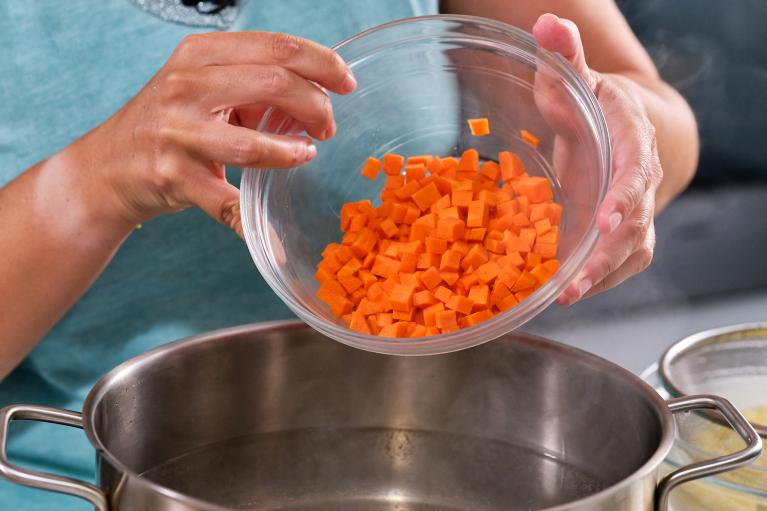 Añadir la zanahoria al agua