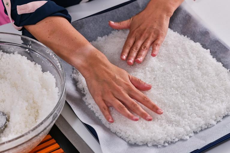 Extender una capa de sal en la base de la bandeja del horno