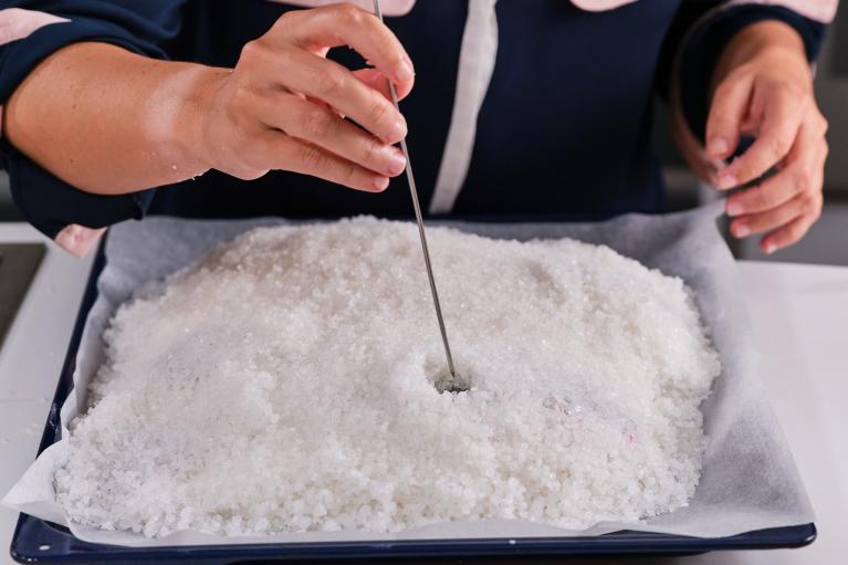 Se puede dejar un agujero en la sal para poder comprobar si el pescado está listo