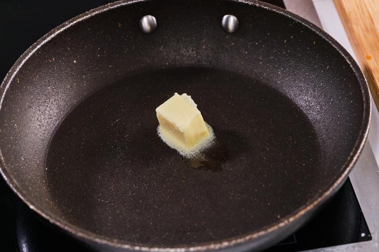Calentar una sartén con mantequilla