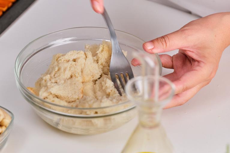 Machacar el pan con un tenedor