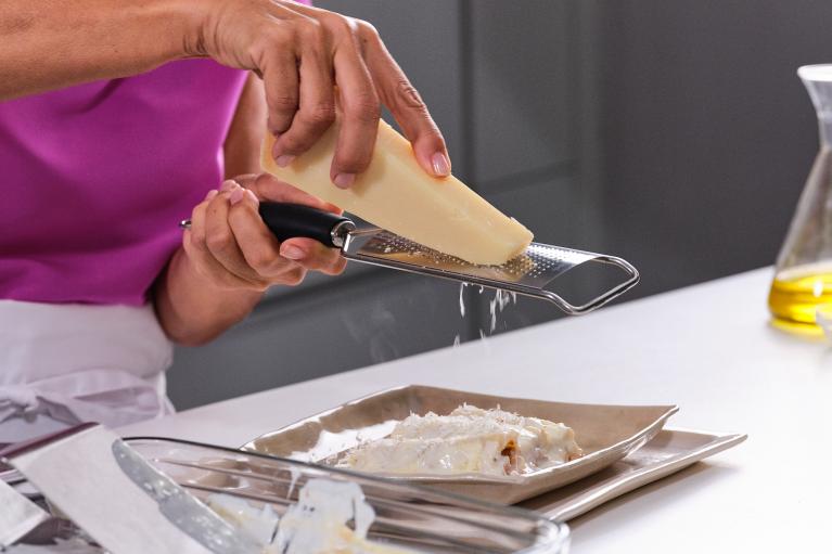 Servir los canelones y rallar el queso ya en el plato