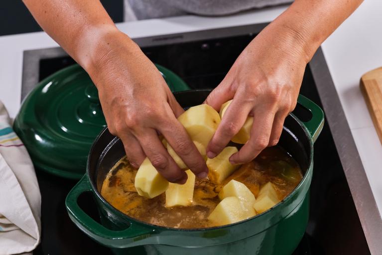 Meter las patatas en el ragout