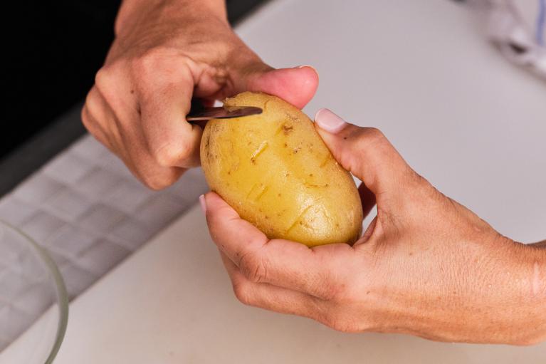 Pelar las patatas cocidas