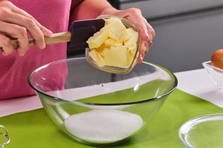 Mezclar en un bol la mantequilla y el azúcar