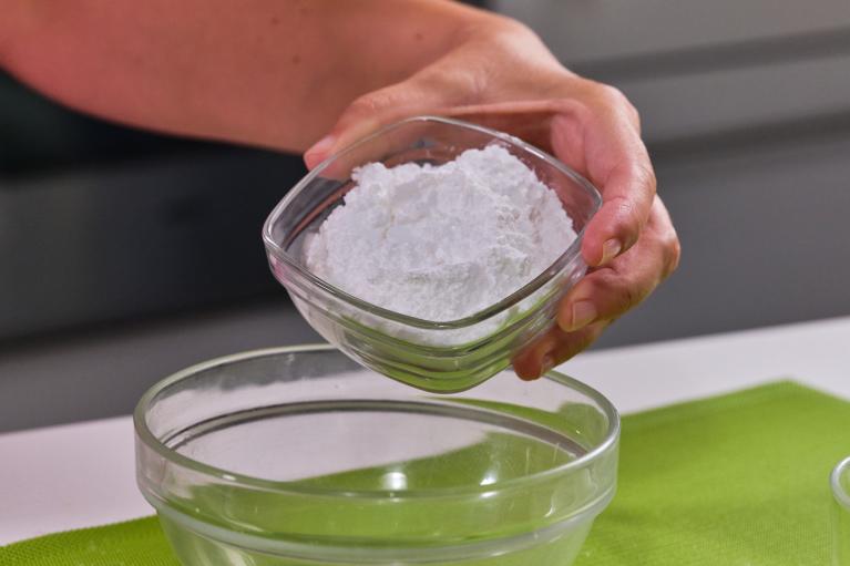 La mezcla de agua y azúcar se calienta un minuto en el microondas (o al fuego), y al templar se mezcla con el resto de zumo de limón