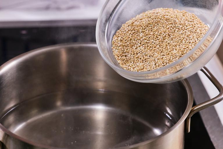 Calentar agua para cocer la quinoa