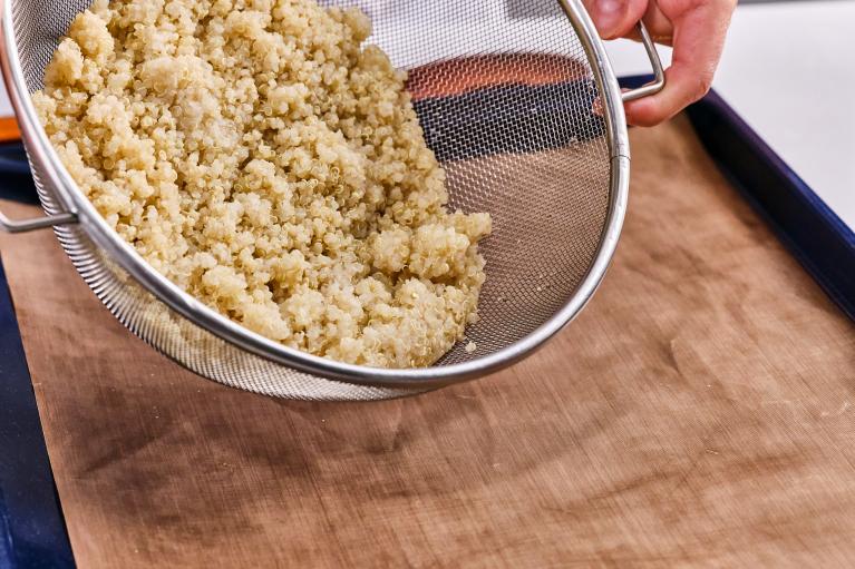Verter la quinoa en una bandeja de horno
