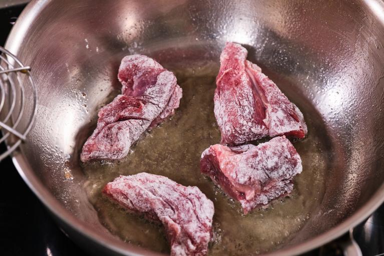 Dorar los trozos de carne en aceite caliente