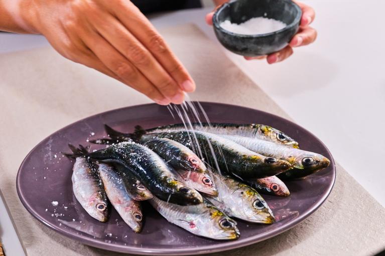 Preparar las sardinas con escamas y con tripa y lavarlas bien