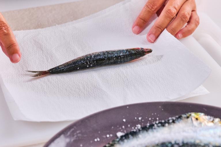 Envolver las sardinas bien secas en el papel de cocina