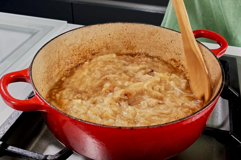 La sopa está lista cuando la cebolla esté tierna y la sopa sabrosa y concentrada