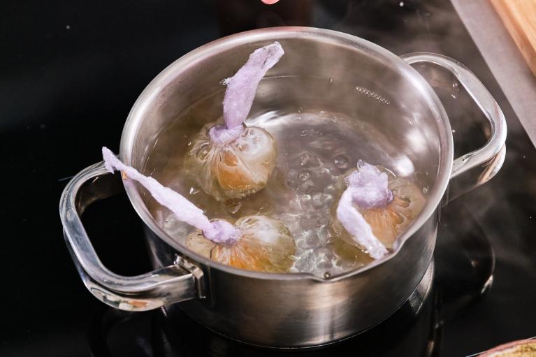 Cocer los huevos en agua a punto de ebullición entre dos y tres minutos