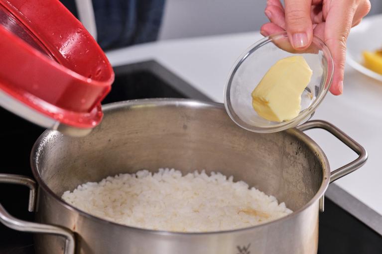 Añadir un taco de mantequilla como truco para que el arroz no se pase