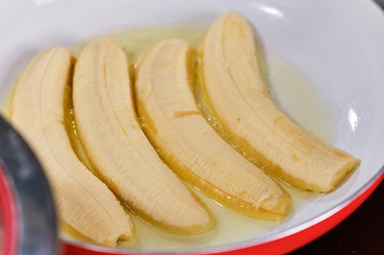 Cocinar los plátanos en la sartén con el aceite