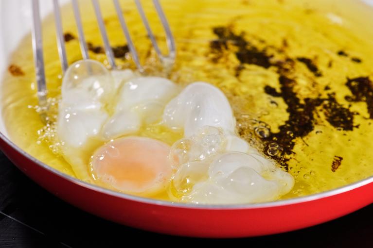 Freír los huevos en abundante aceite caliente