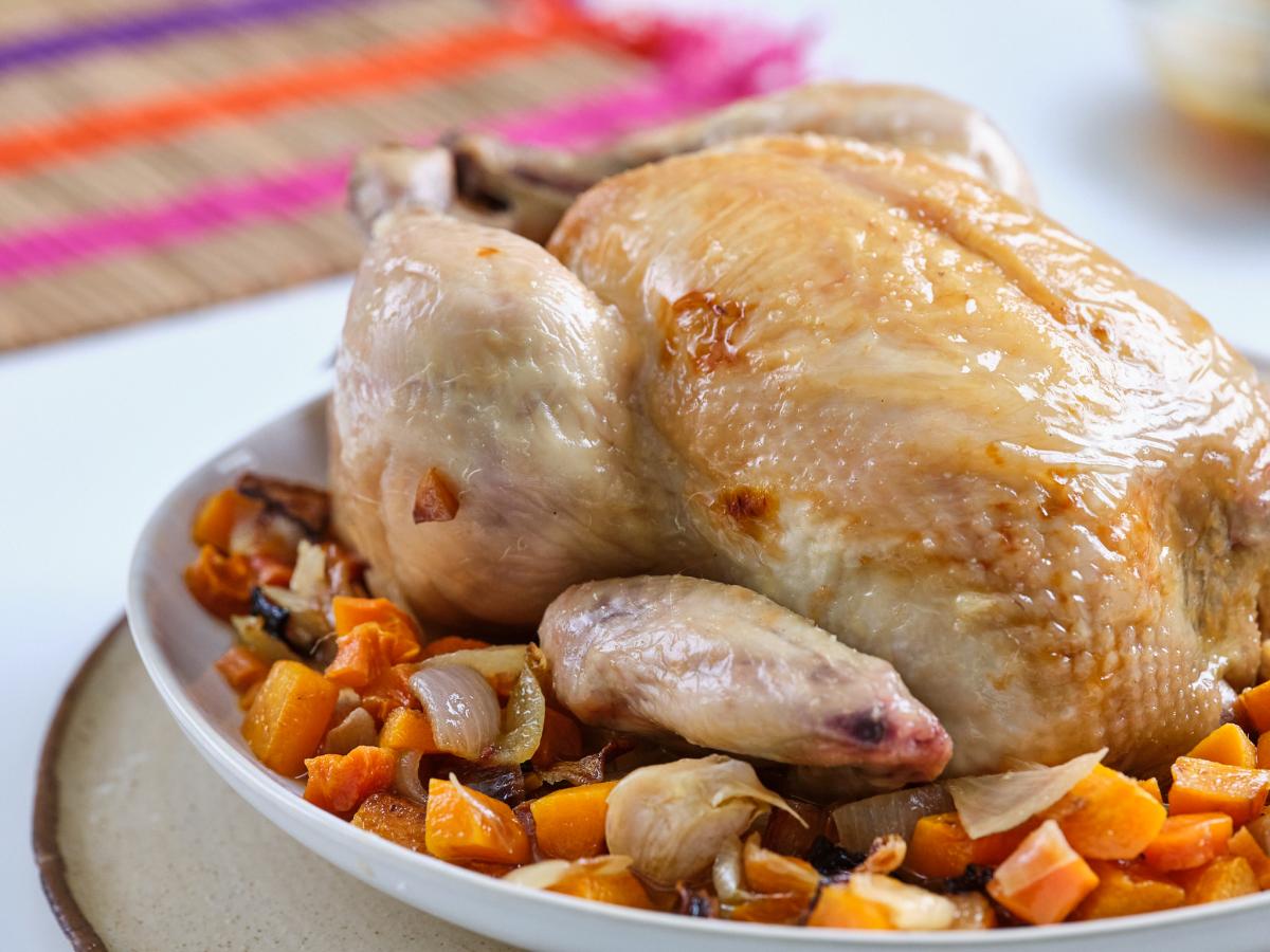 Un pollo asado al horno muy fácil de preparar