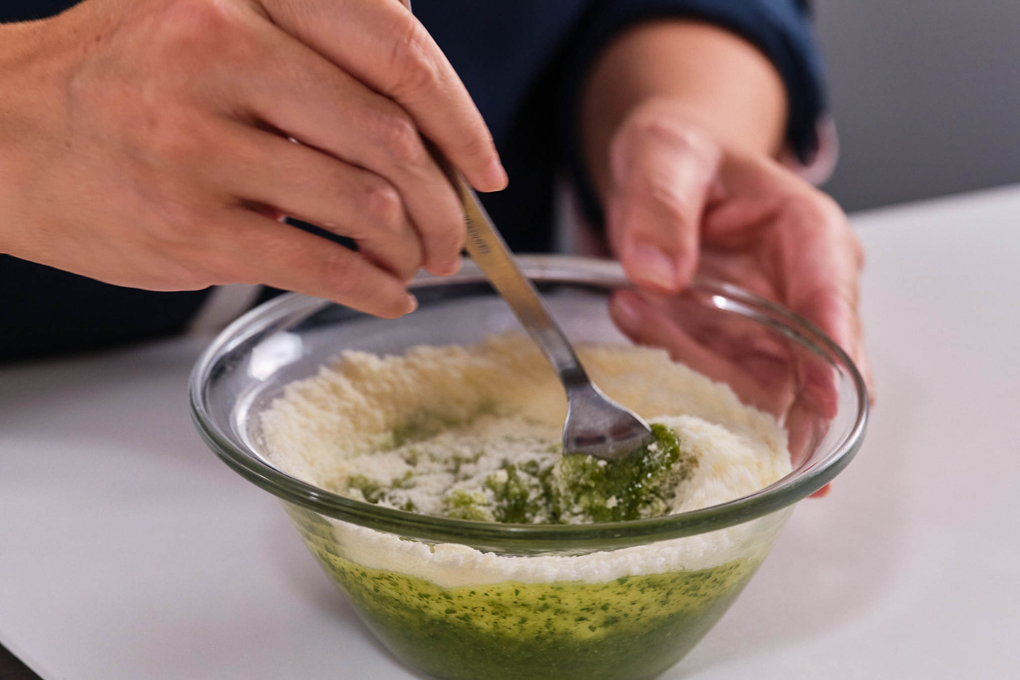 Mezclar el parmesano con la salsa pesto