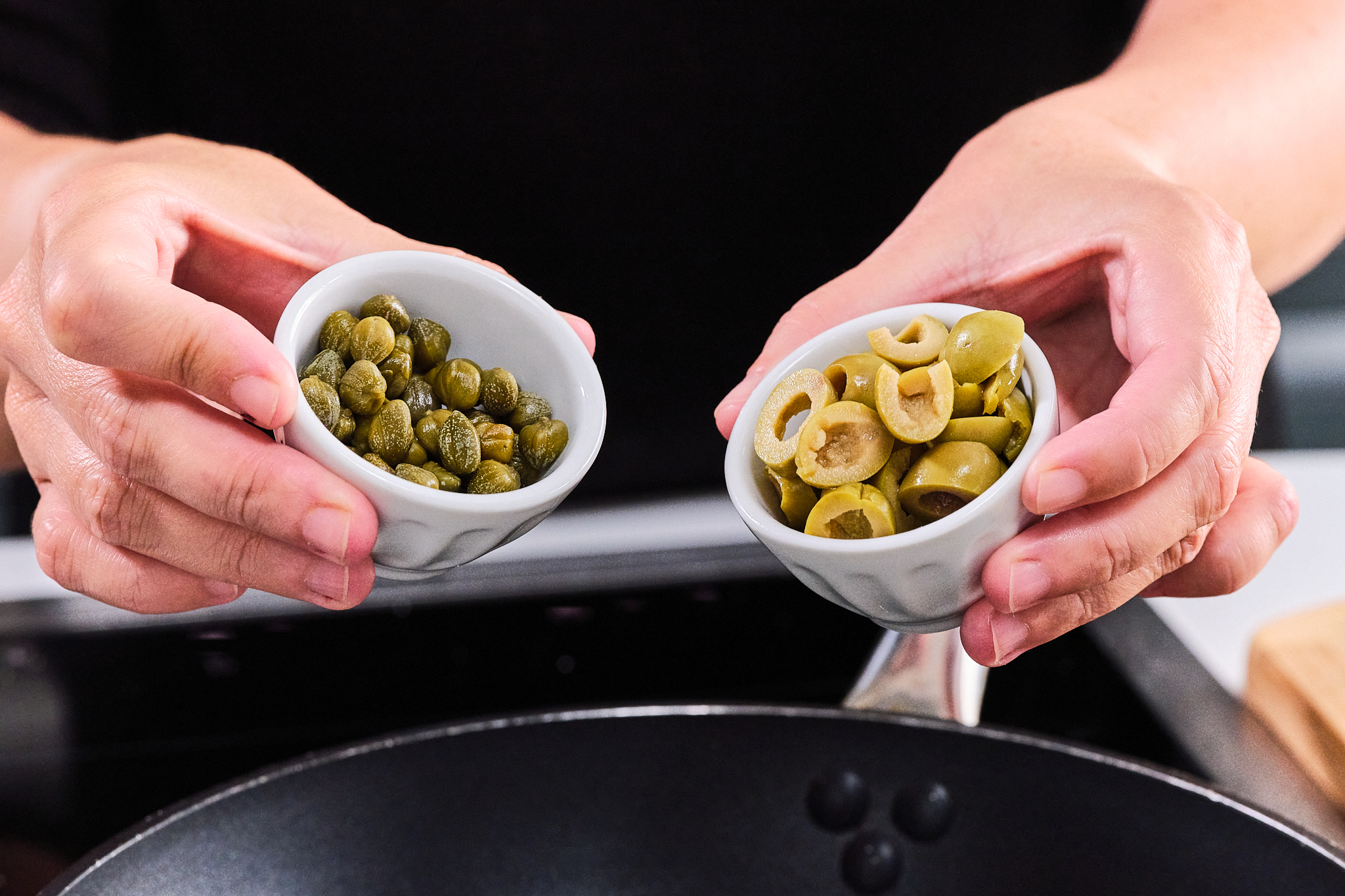 Añadir las alcaparras y las aceitunas