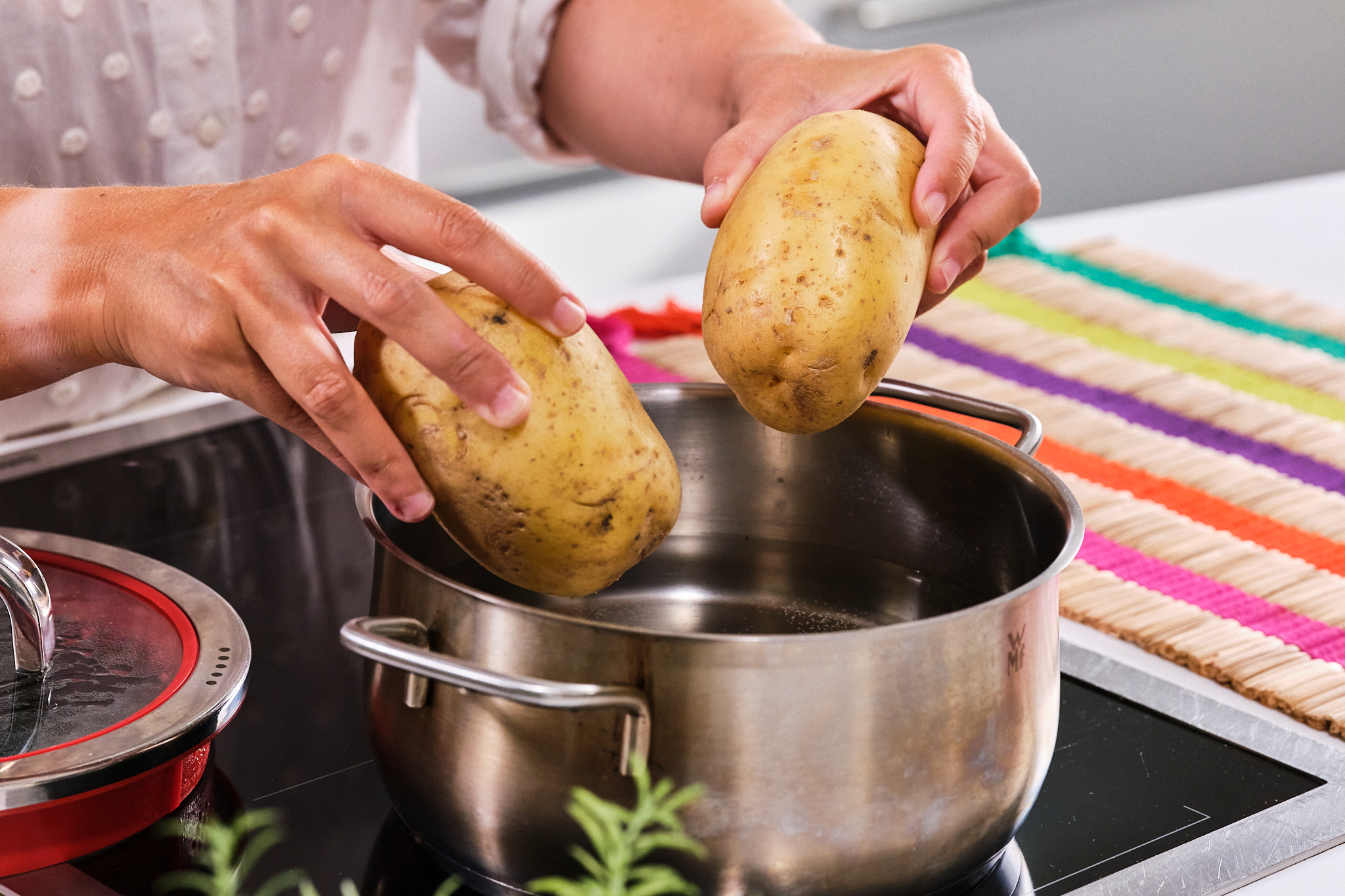 Añadir las patatas a la cazuela