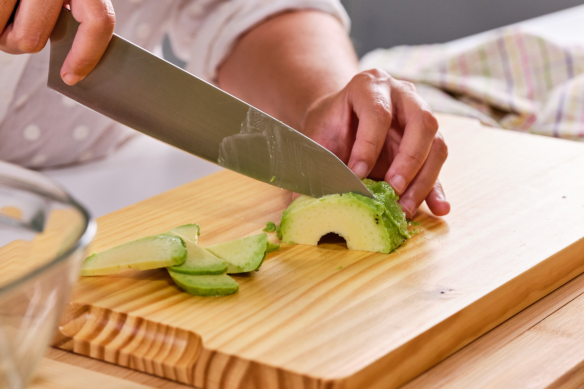 Picar el aguacate en trozos del tamaño deseado